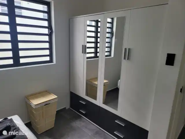 vakantiehuis huren in Curaçao, Banda Ariba (oost), Mambo Beach – Casa di Mambo 2e slaapkamer met ruime linnenkast