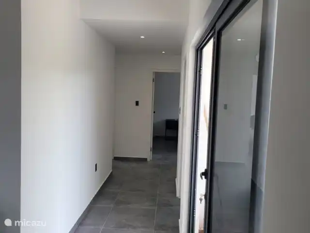 vakantiehuis huren in Curaçao, Banda Ariba (oost), Mambo Beach – Casa di Mambo Gang naar de verschillende binnenvertrekken en porch