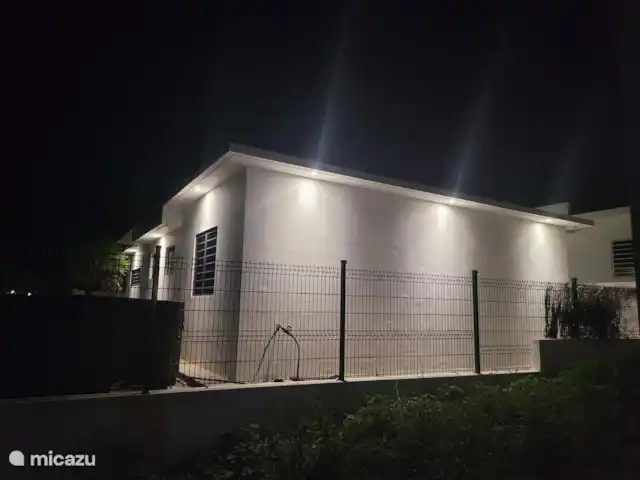 vakantiehuis huren in Curaçao, Banda Ariba (oost), Mambo Beach – Casa di Mambo Impressie van het huis in de avond