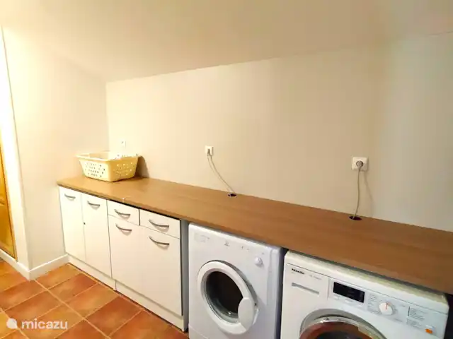 Le Sorbier | France, Charente, Chalais (Charente) - villa La buanderie avec la machine a laver et le seche linge