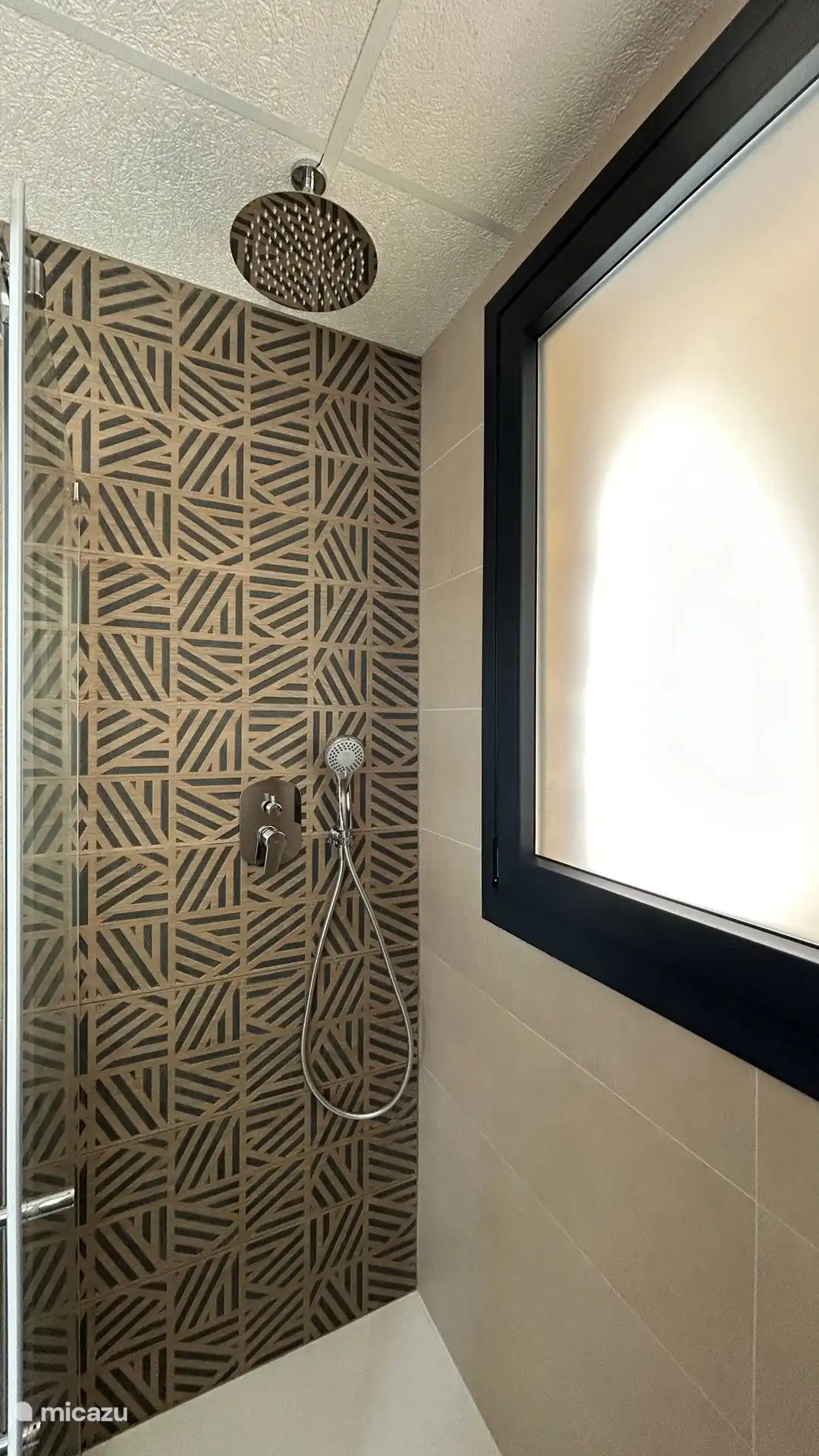 La fenêtre des salles de bains peut être ouverte pour prendre l’air.