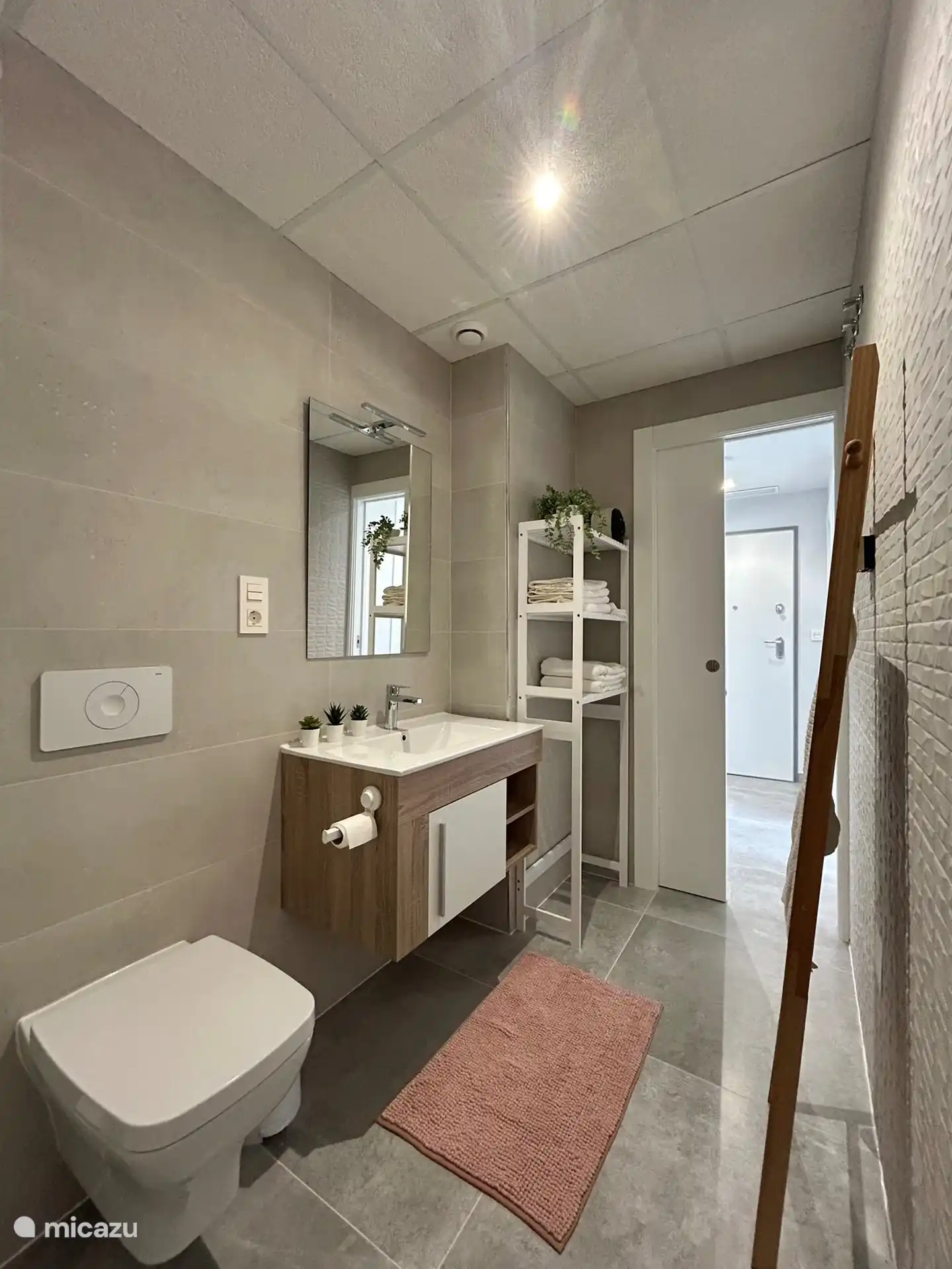 Cette salle de bain séparée est accessible depuis le hall.