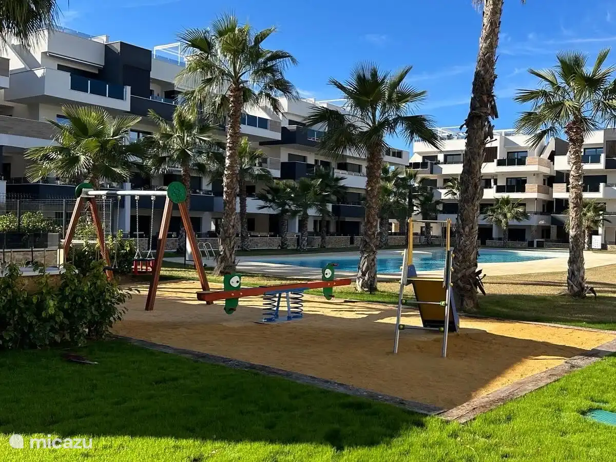L’aire de jeux pour enfants dans la cour. En plus de cette aire de jeux, il y a aussi un terrain de pétanque sur le complexe.