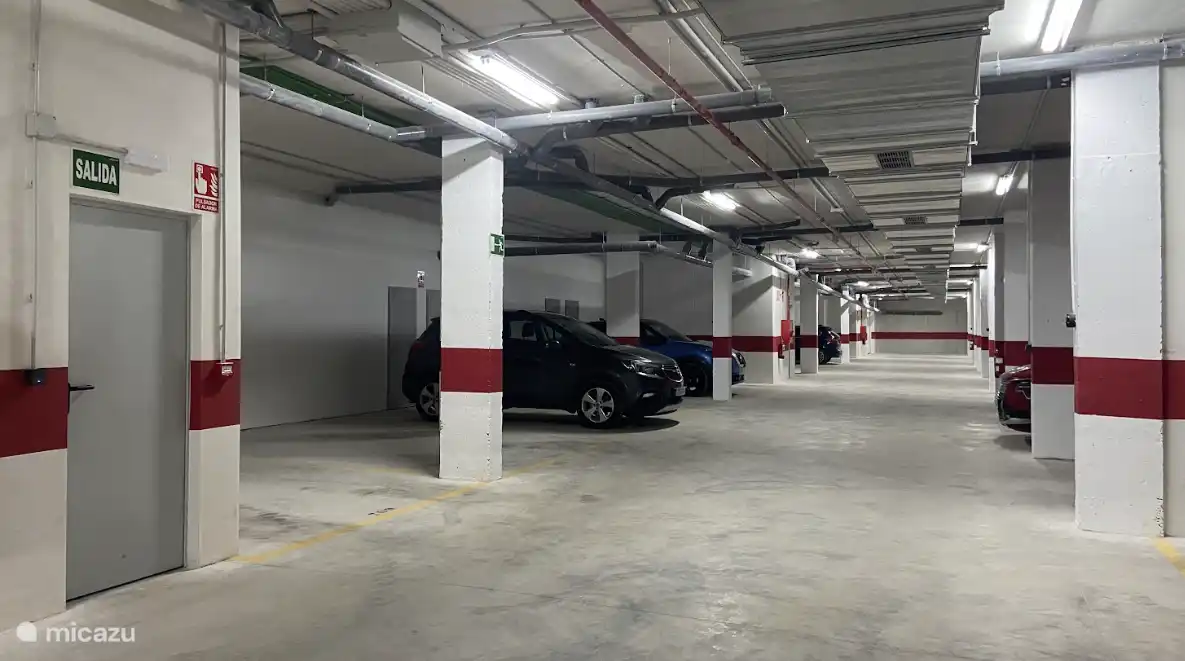 Dans le parking situé sous le complexe, la voiture peut être garée sur notre propre place de parking. L’appartement est accessible par l’ascenseur.