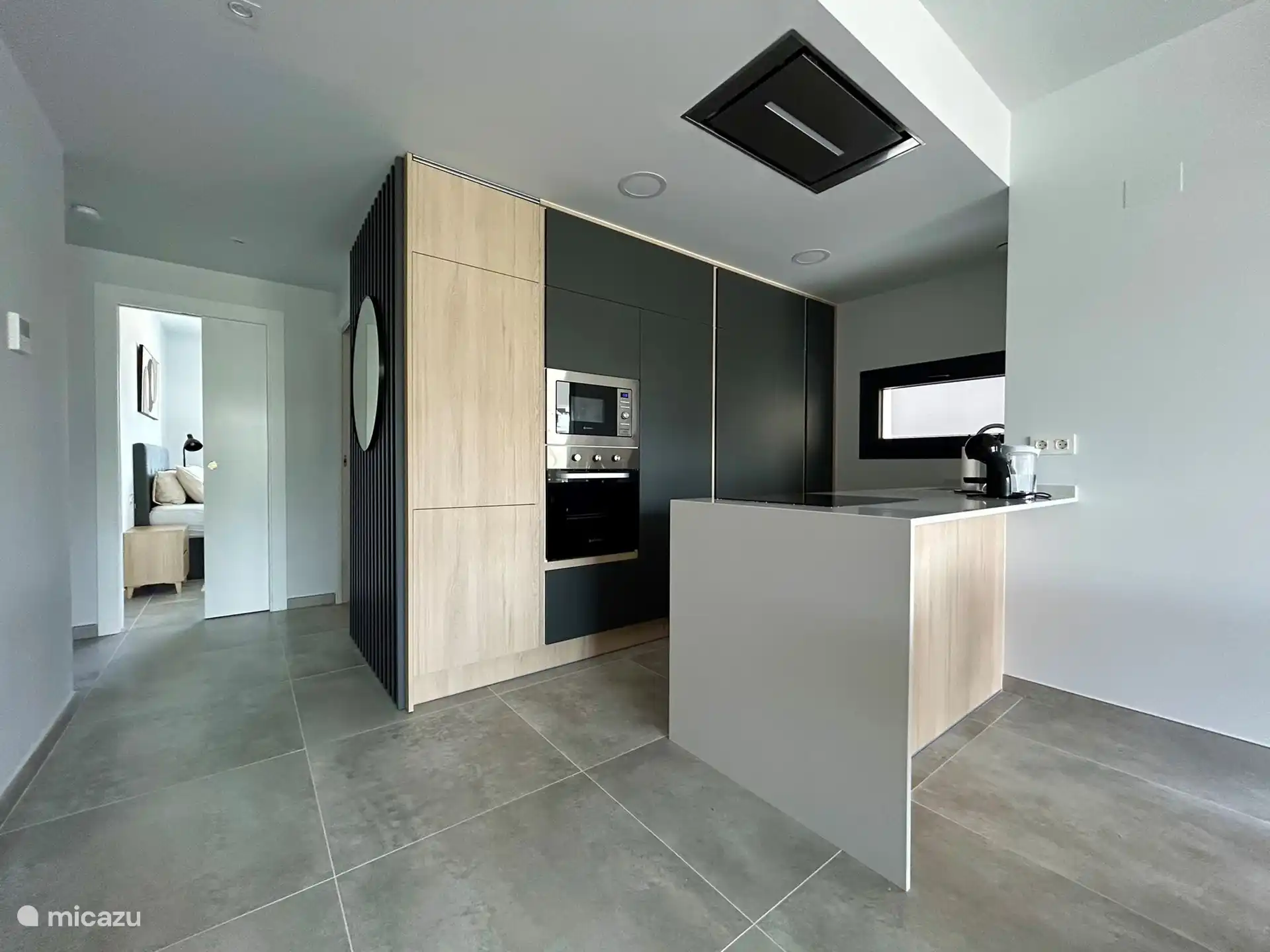 La cuisine est équipée d’appareils modernes et d’un vaste inventaire de cuisine. 