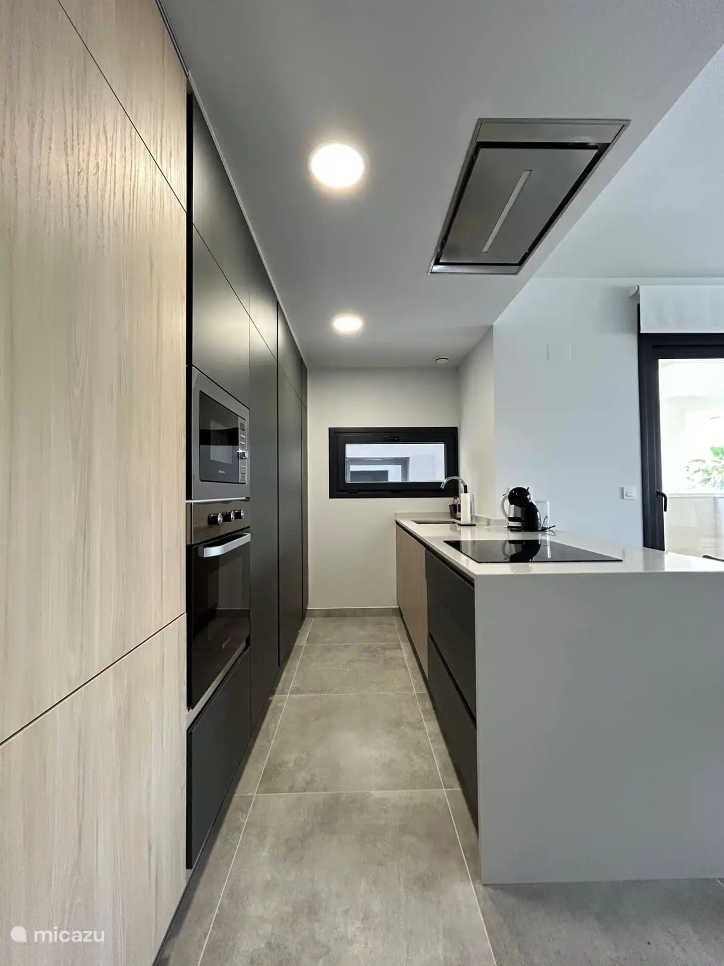 Réfrigérateur, congélateur, four, micro-ondes, lave-vaisselle, cafetière, bouilloire, plaques électriques. Tout l’équipement est fourni. Les armoires et les tiroirs sont remplis d’un large éventail d’inventaires de cuisine.