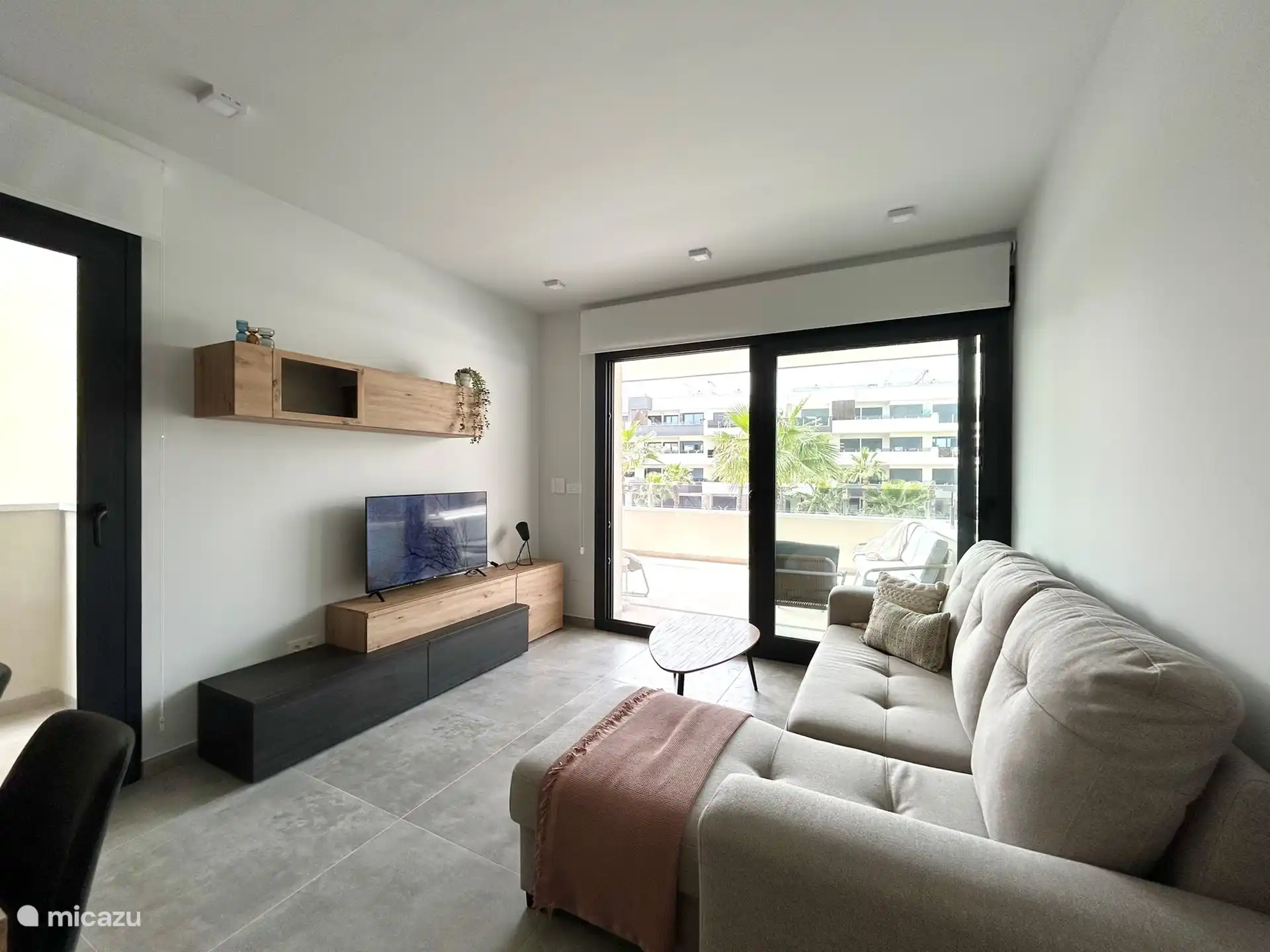 Le coin salon est équipé d’une télévision Google et le meuble TV contient une variété de jeux de société. Des jouets et des livres pour enfants ont également été pensés. Le soir, vous pouvez éclairer l’appartement avec un éclairage d’ambiance chaleureux. Les portes coulissantes mènent à la terrasse spacieuse. 