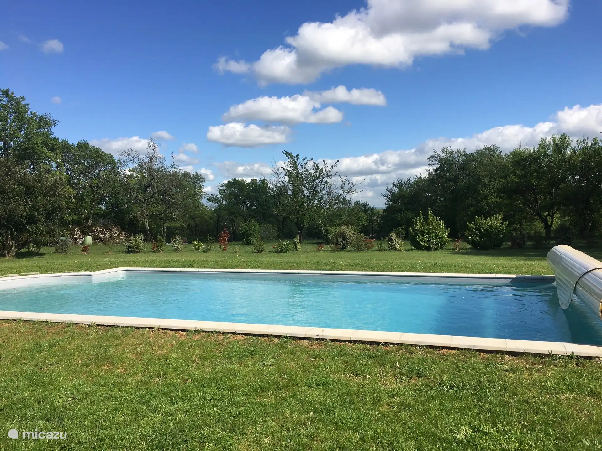 Der großzügige Swimmingpool