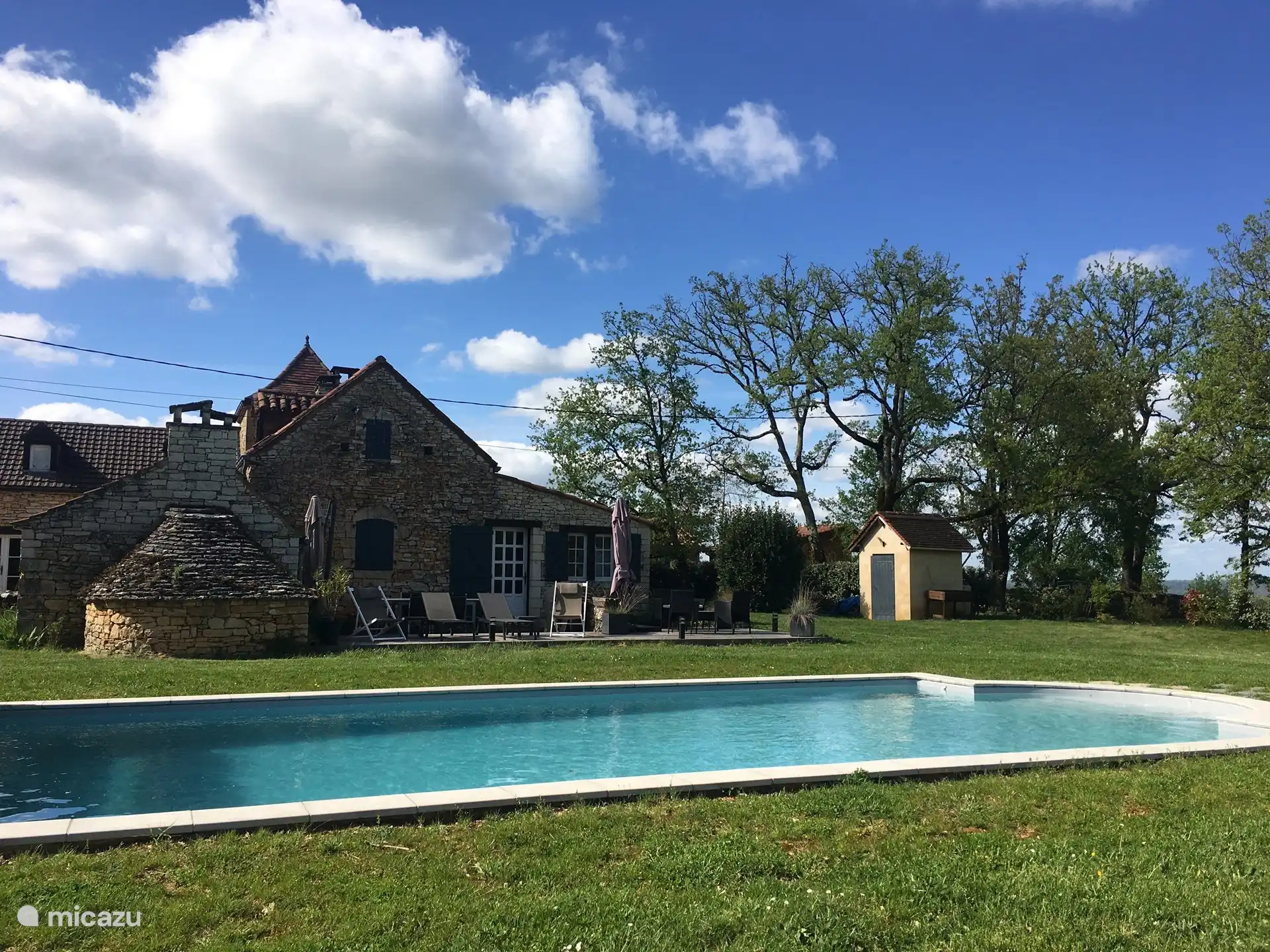 Viel Platz rund um den Pool zum Entspannen