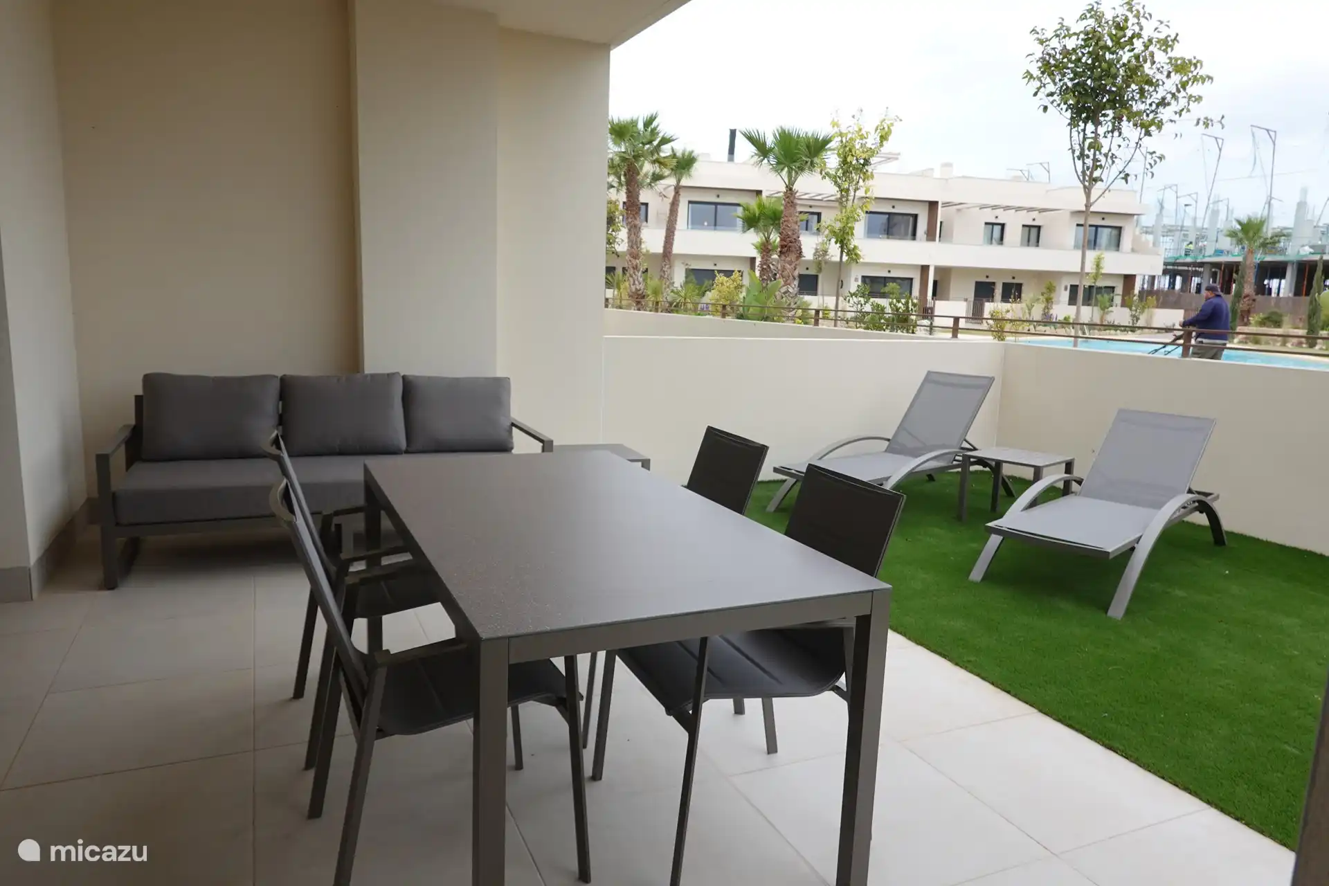 Super terrace, enjoy the sun! With direct access to the swimming pool.
