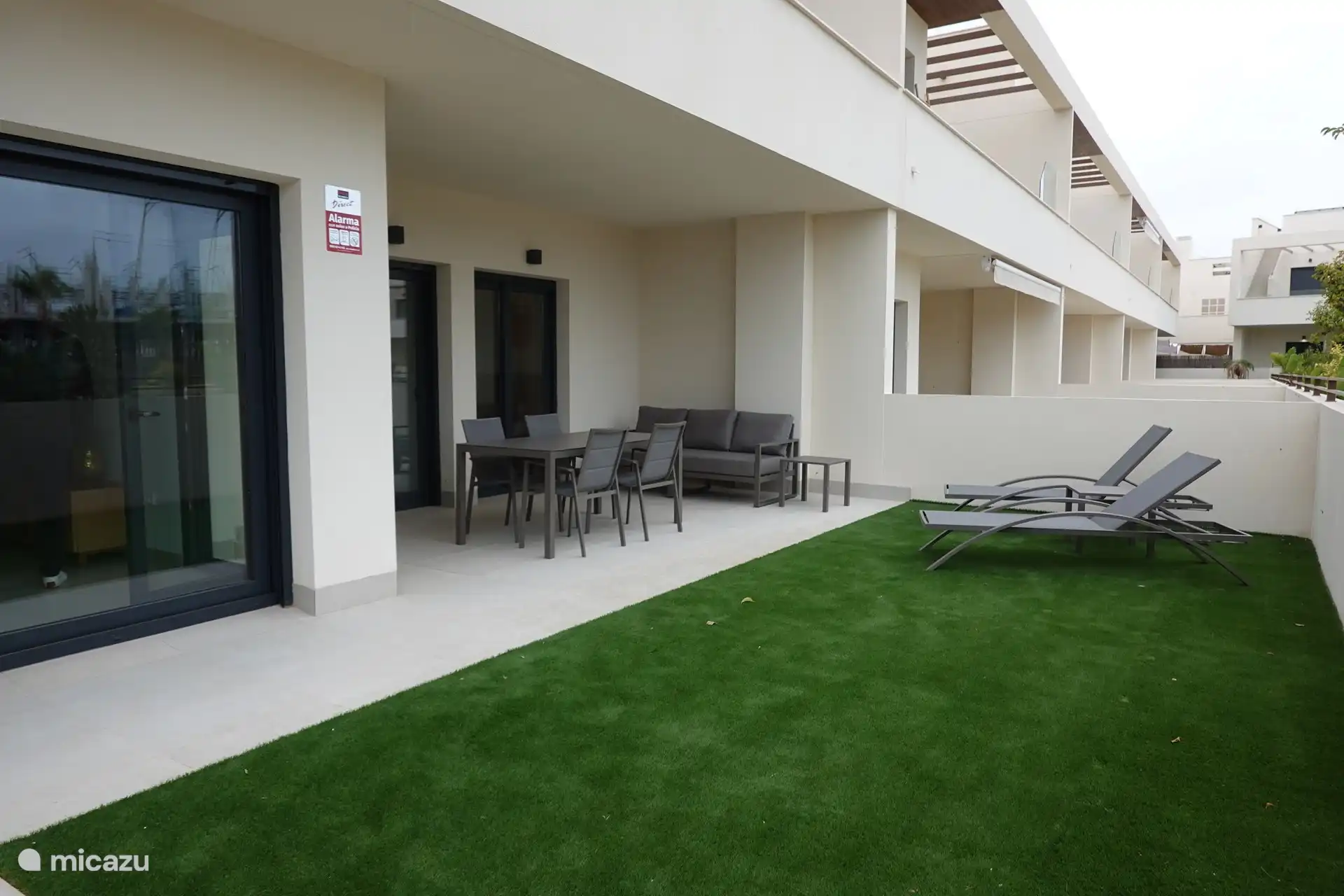 Super terrace, enjoy the sun! With direct access to the swimming pool.