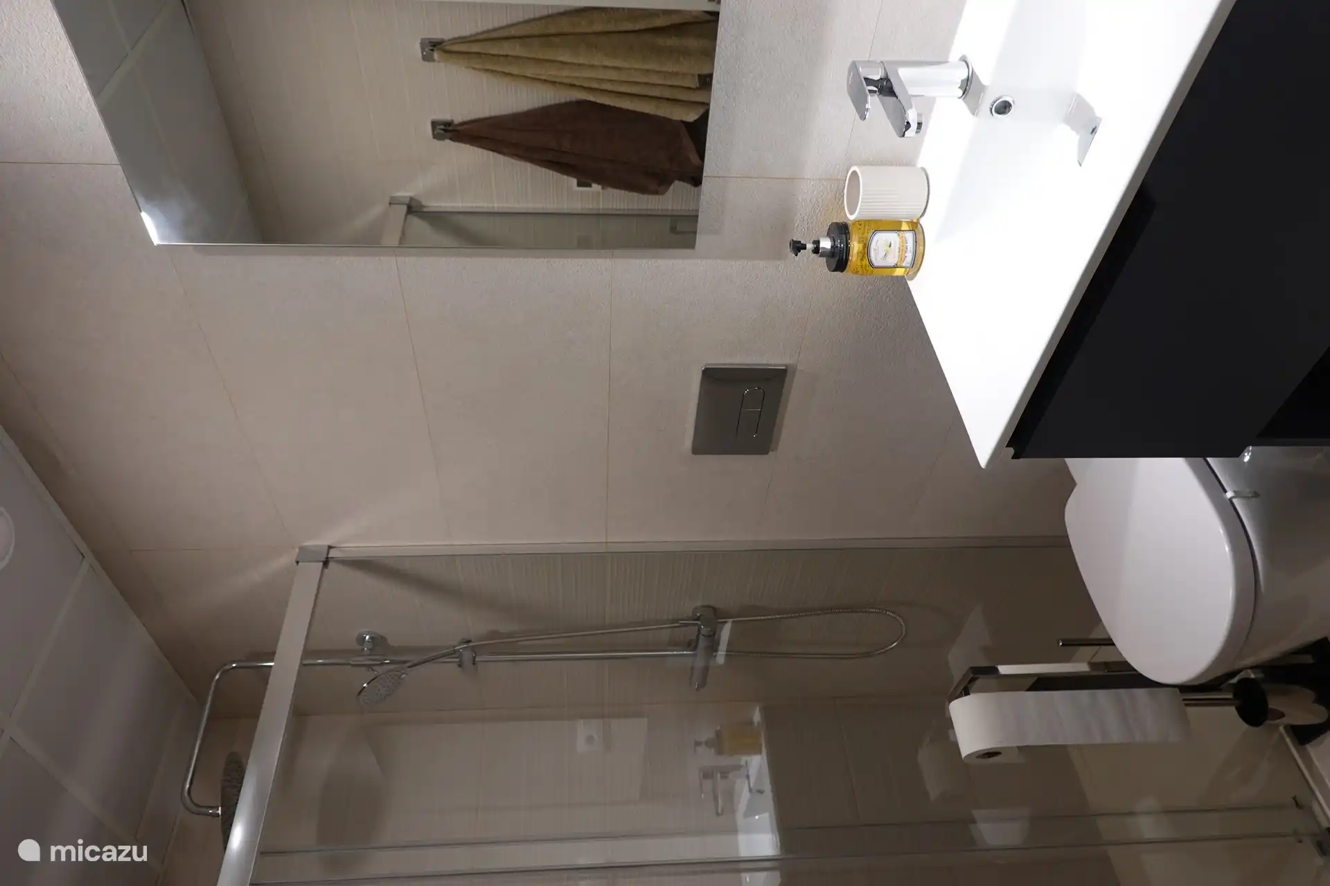 2nd bathroom, also fully equipped