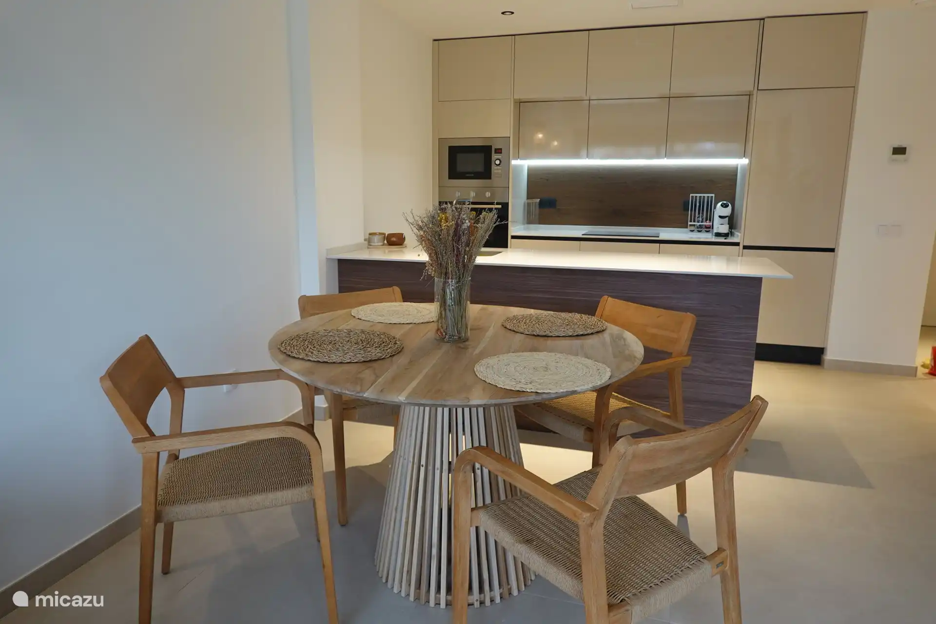 Modern open kitchen, fully equipped.