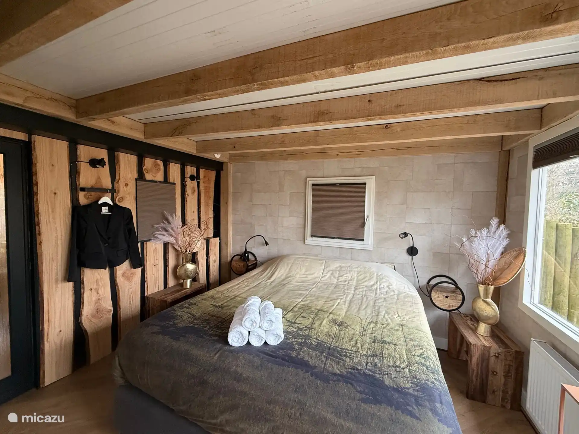 Dormitorio con cama king-size