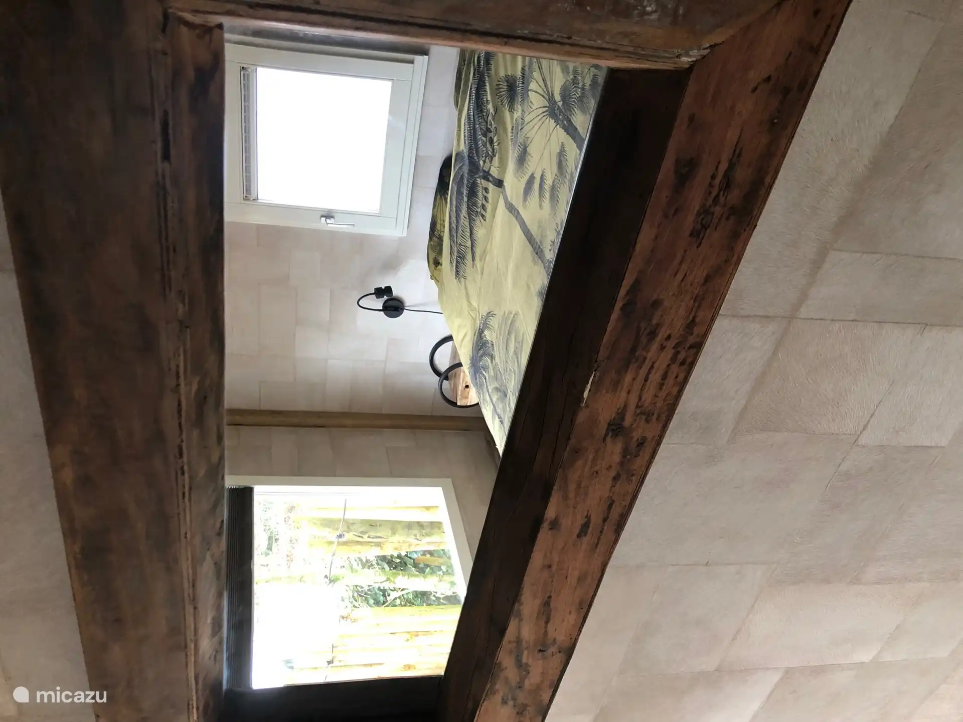 Mucha luz a través de grandes ventanales con vistas al jardín.