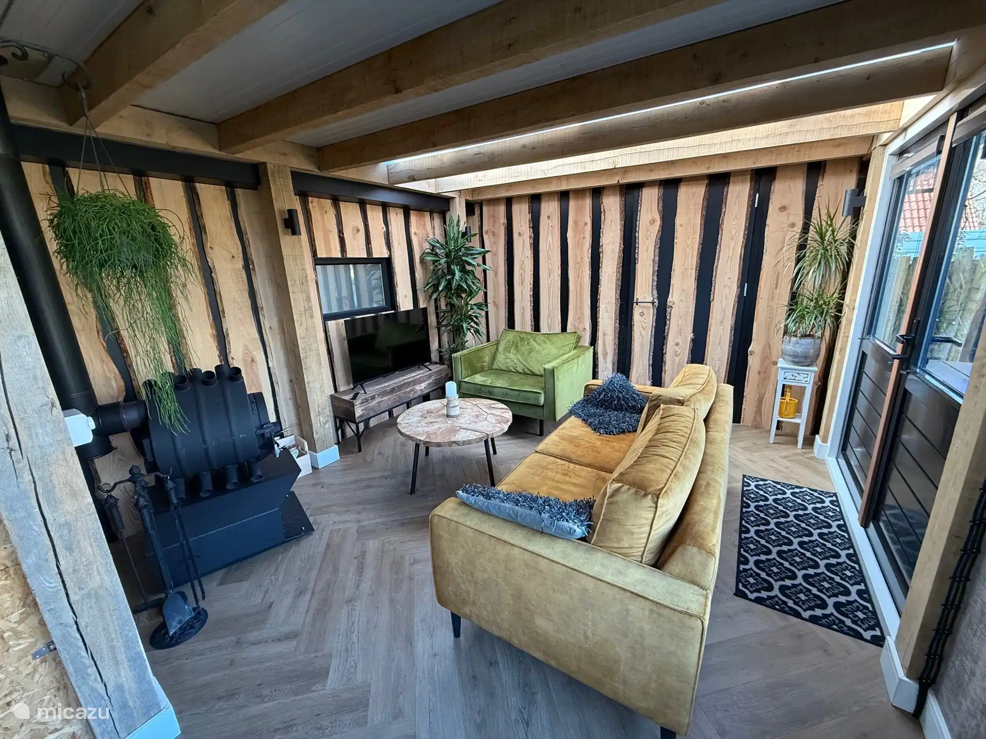 Acogedora sala de estar con estufa de leña