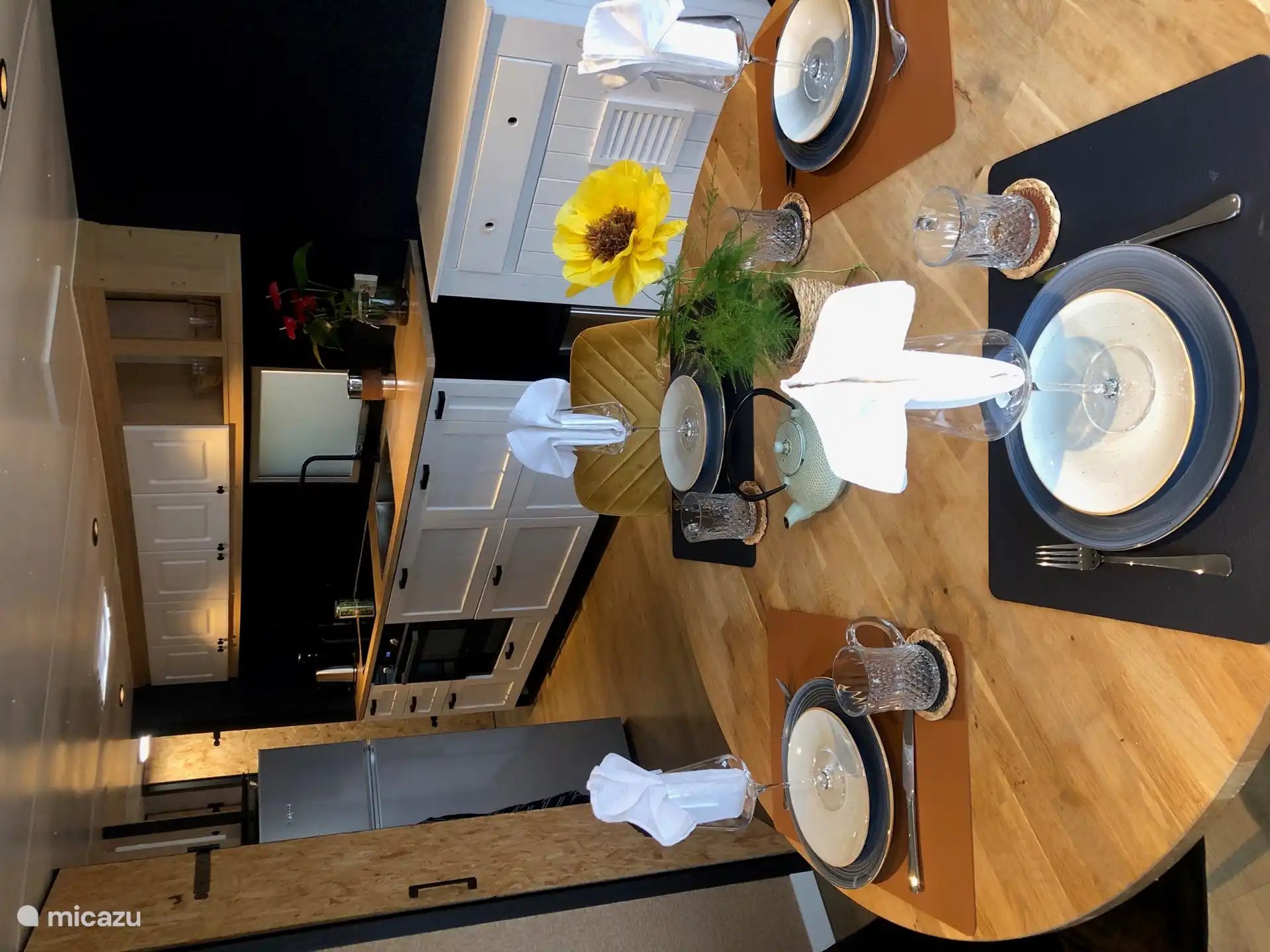 Una cocina abierta con capacidad para seis personas.