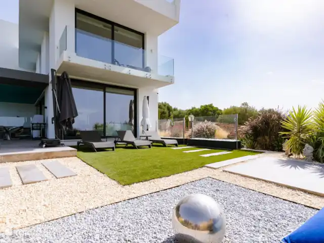 Luxury Villa Tomillo en España, Costa del Sol, Marbella - villa Jardín con tumbonas