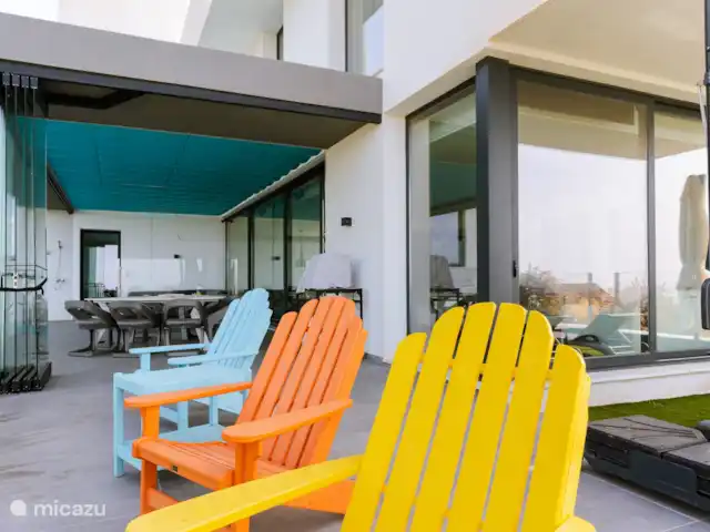 Luxury Villa Tomillo en España, Costa del Sol, Marbella - villa Sillas para disfrutar de la vista.