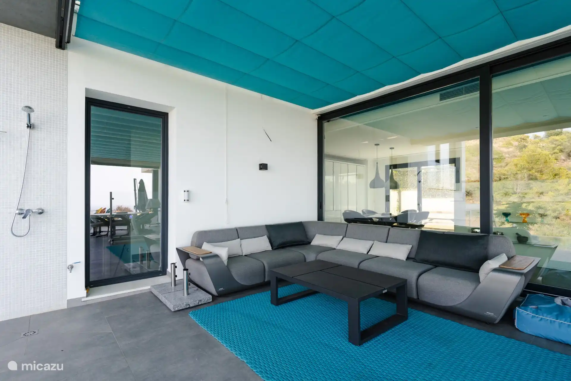 Gartenmöbel neben dem Pool