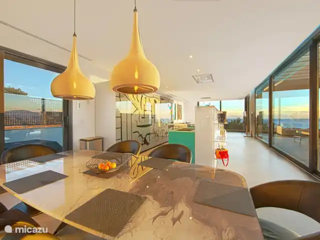 Luxury Villa Tomillo en España, Costa del Sol, Marbella - villa Comedor y vista parcial de la cocina.