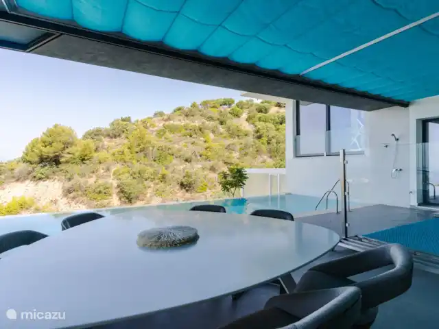 Luxury Villa Tomillo en España, Costa del Sol, Marbella - villa Comedor junto a la piscina.