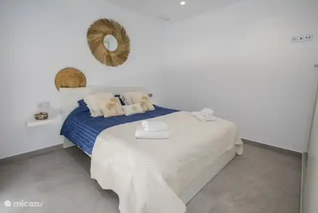 Schlafzimmer 1 im Erdgeschoss mit Einbauschrank