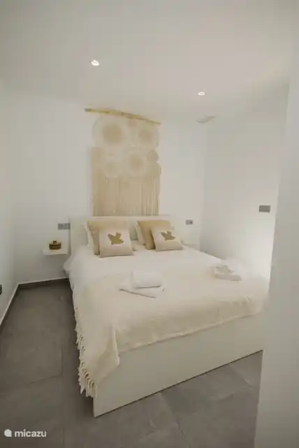 Schlafzimmer 2 mit Einbauschrank und Dachterrasse