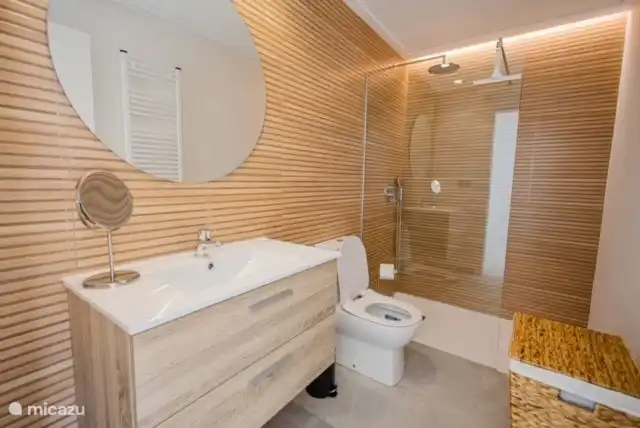 Badezimmer Etage 1 mit WC und ebenerdiger Dusche