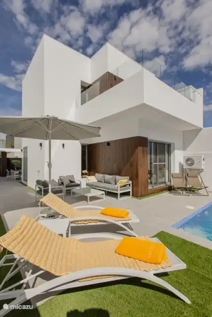 Sonnenterrasse mit beheiztem Pool