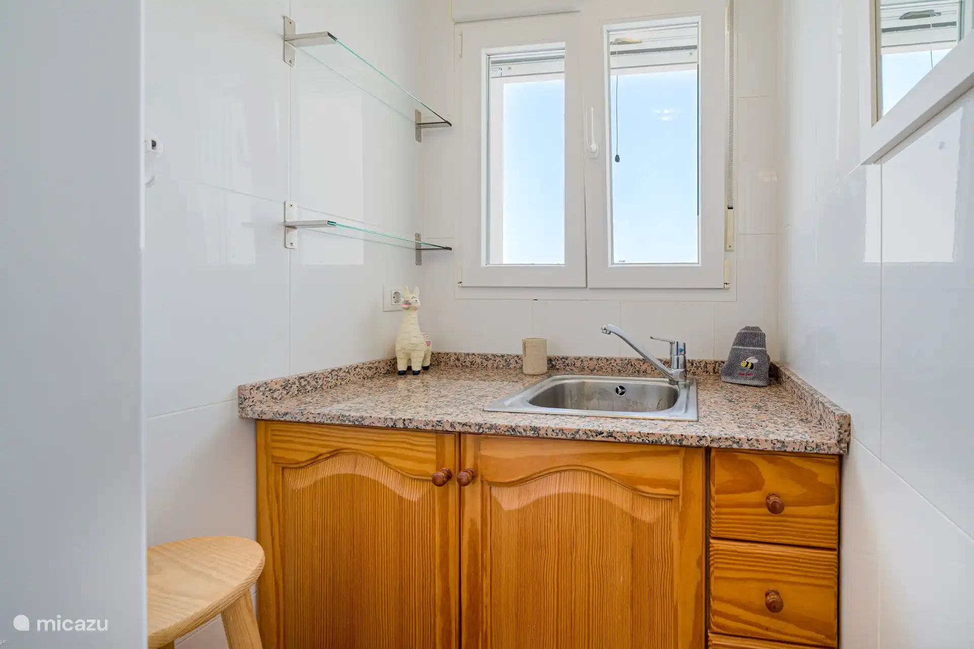 Washbasin in bedroom 3