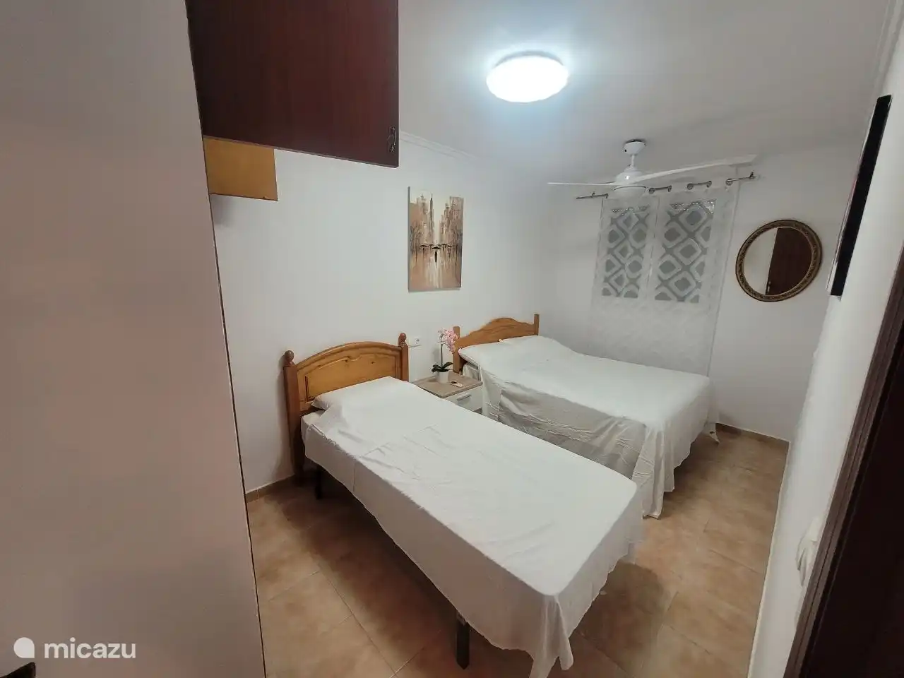 Schlafzimmer im 1. Stock. ausgestattet mit 1 Doppelbett und 1 Einzelbett. Das Zimmer verfügt über einen Deckenventilator und einen Kleiderschrank. Es gibt auch eine Klimaanlage auf dem Treppenabsatz, um diesen Raum zu kühlen/heizen.