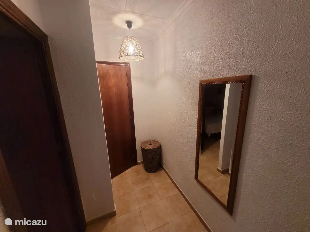 Landung im 1. Stock. Hier hängt jetzt die neue Klimaanlage. (auf diesem Foto nicht sichtbar)