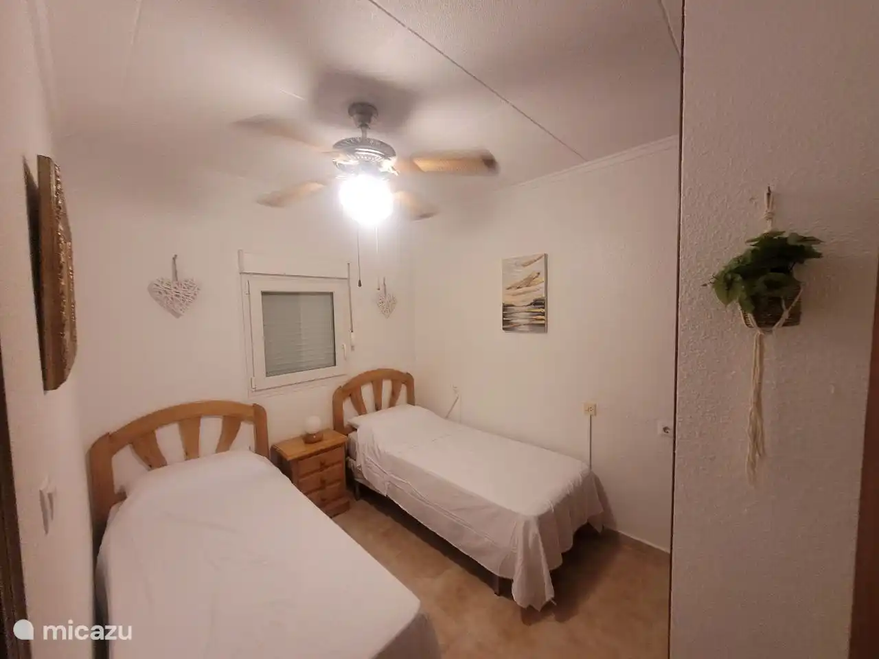 Schlafzimmer im 1. Stock mit 2 Einzelbetten. Und Ventilator an der Decke mit Schränken. Es gibt auch eine Klimaanlage auf dem Treppenabsatz, um diesen Raum zu kühlen/heizen.