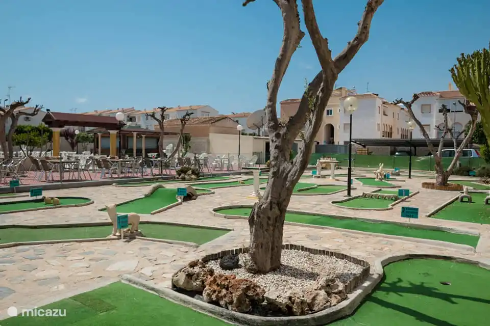 Minigolfplatz, der sich am 50 Meter entfernten Schwimmbad befindet (kostenpflichtig).