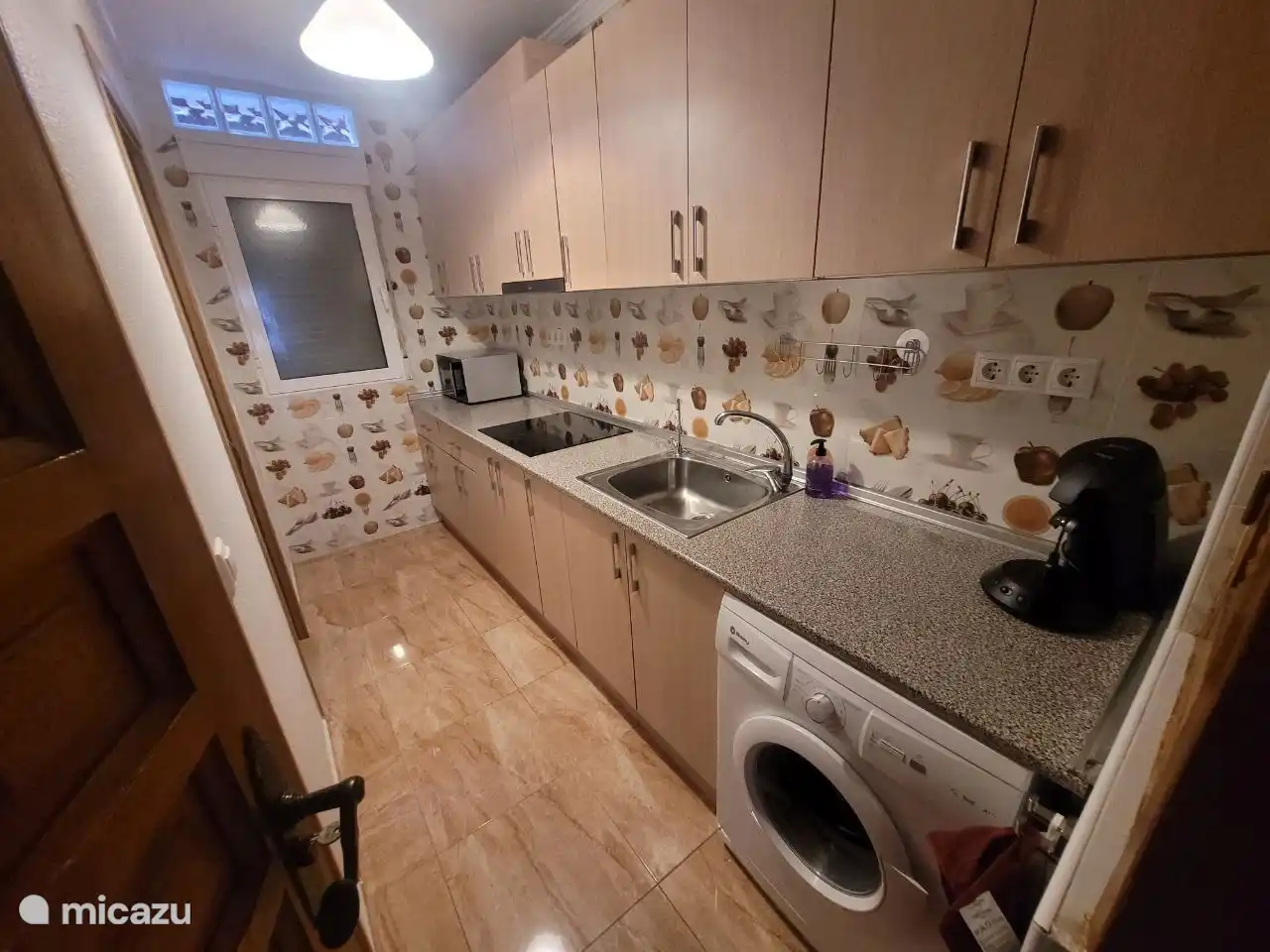 Die Küche ist mit einem Herd, einer Mikrowelle, einer Kaffeemaschine und einem Wasserkocher ausgestattet. Und auch alles, was Sie brauchen, wie Besteck, Teller, Gläser und Pfannen.