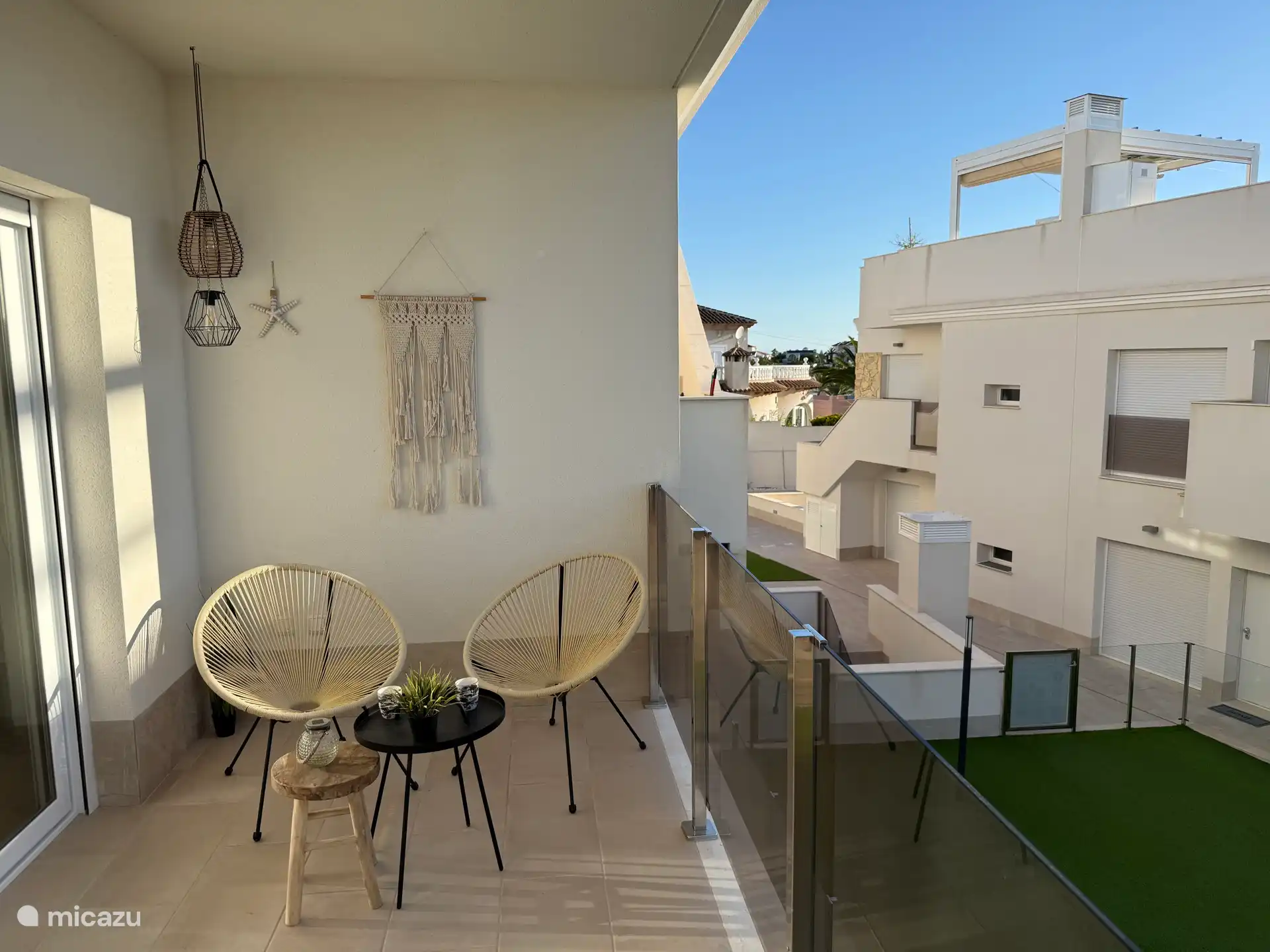 Overdekt balkon met uitzicht op zwembad