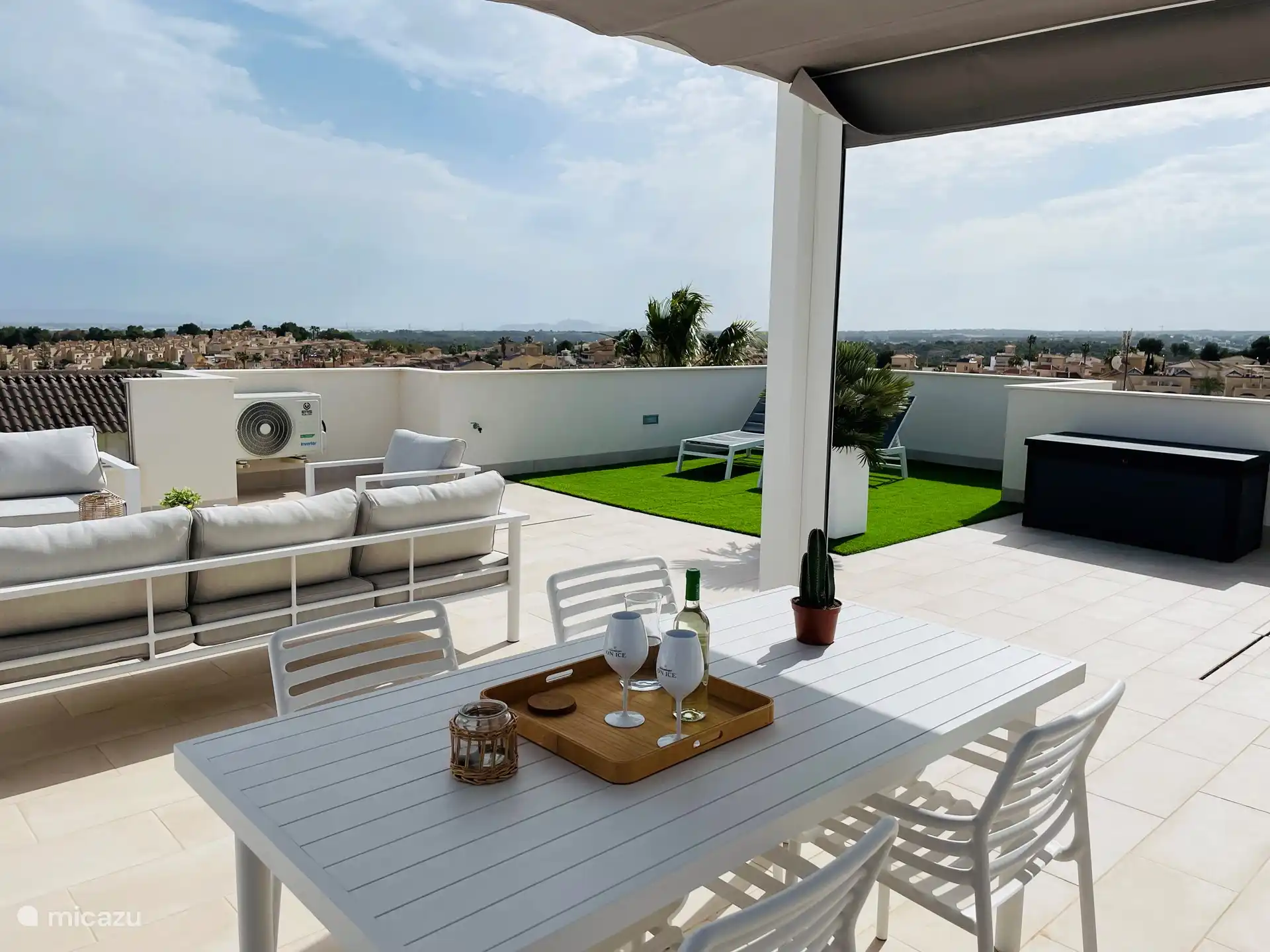 Ruim dakterras met zeezicht