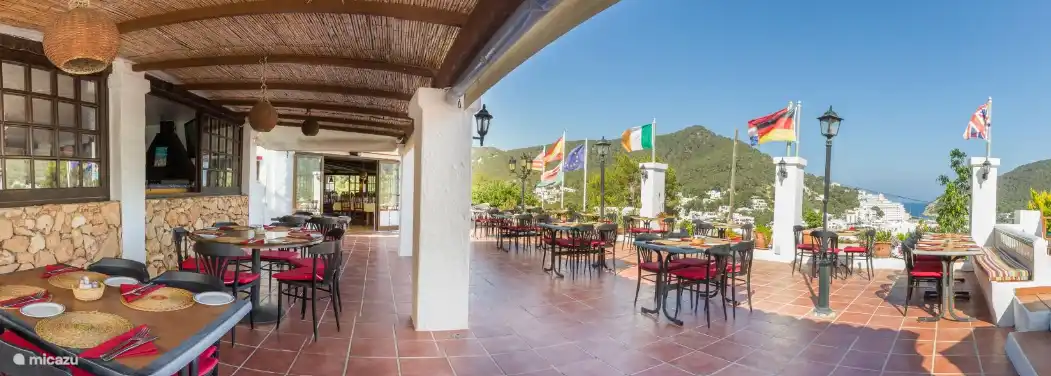 Cala Llonga: restaurant in park, next to apartment 