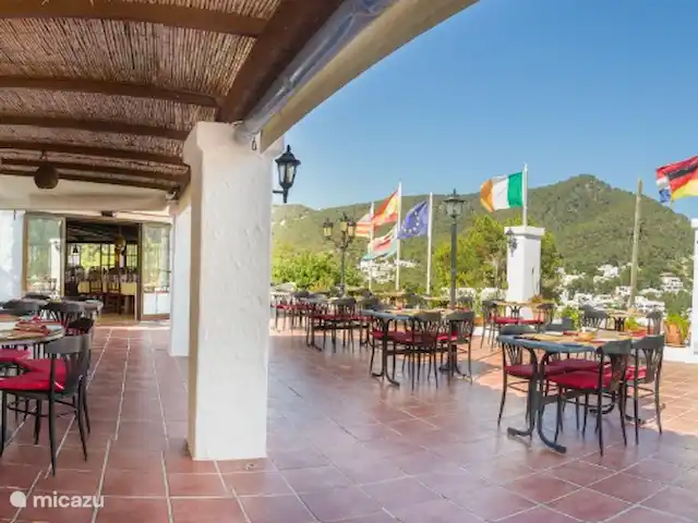 Location de Vacances Espagne, Ibiza, Cala Llonga, appartement - IBIZA Cala Llonga HIPPIE Cala Llonga: restaurant dans le parc, à côté de l'appartement