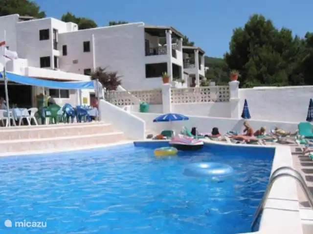 Location de Vacances Espagne, Ibiza, Cala Llonga, appartement - IBIZA Cala Llonga HIPPIE Cala Llonga : piscine 2 = en bas dans le parc