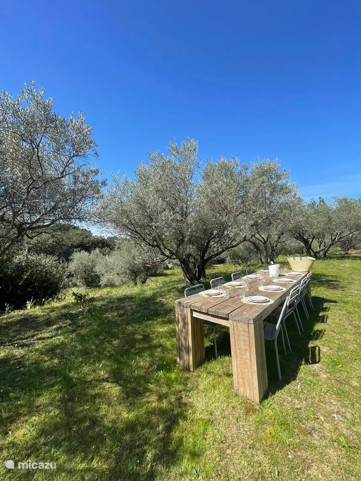 Schöner geräumiger Esstisch für ein schönes langes Abendessen