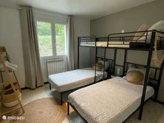Villa Verger | France, Gard, Saint-Michel-d'Euzet - villa Deuxième chambre en bas. Vous y trouverez 3 lits simples.