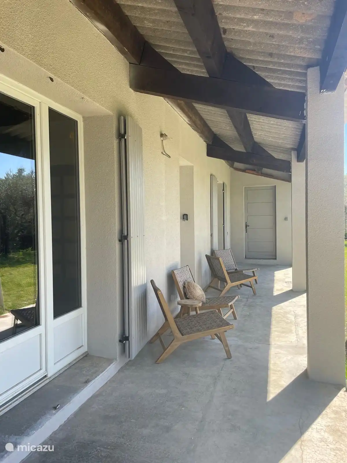 Sie finden diese schönen Liegestühle direkt vor dem Wohnzimmer und die 2 direkt vor dem Hauptschlafzimmer im Erdgeschoss