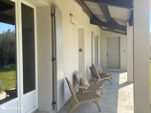 Villa Verger | France, Gard, Saint-Michel-d'Euzet - villa Vous trouverez ces jolies chaises longues juste à l’extérieur du salon et les 2 juste à l’extérieur de la chambre principale en bas
