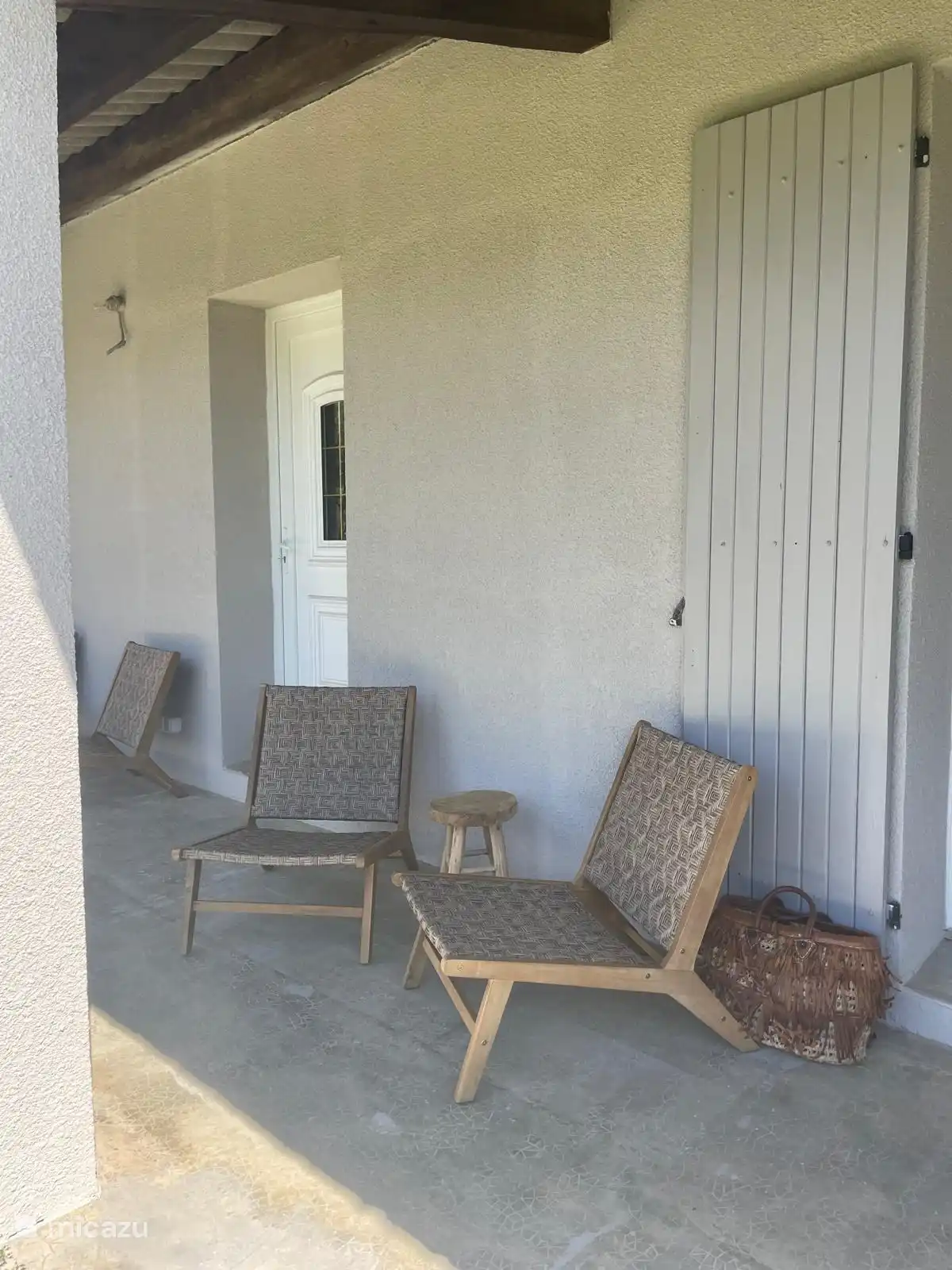 Sie finden diese schönen Liegestühle direkt vor dem Wohnzimmer und die 2 direkt vor dem Hauptschlafzimmer im Erdgeschoss