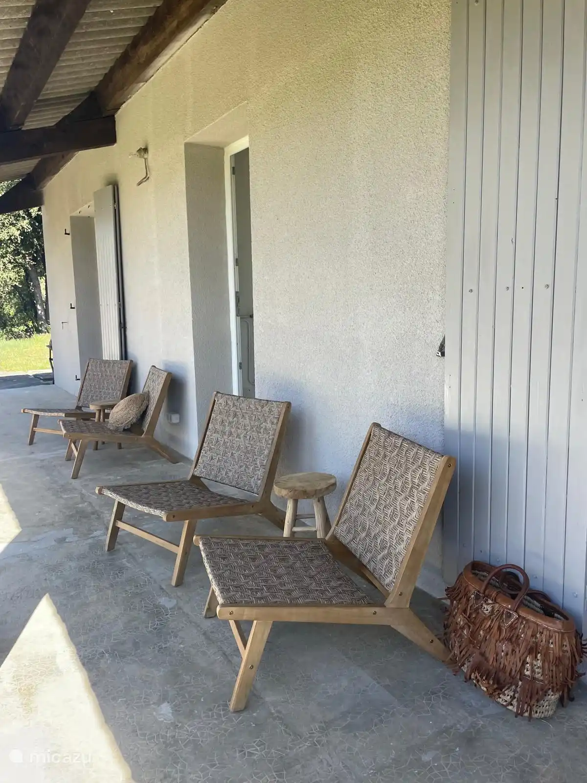 Sie finden diese schönen Liegestühle direkt vor dem Wohnzimmer und die 2 direkt vor dem Hauptschlafzimmer im Erdgeschoss