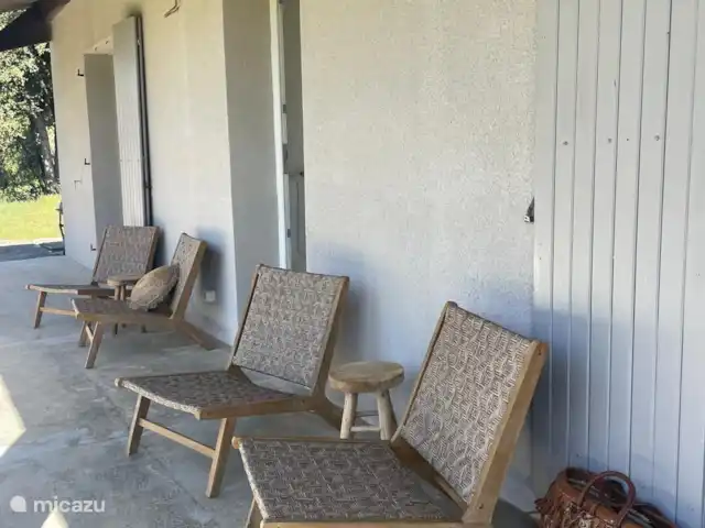Villa Verger | France, Gard, Saint-Michel-d'Euzet - villa Vous trouverez ces jolies chaises longues juste à l’extérieur du salon et les 2 juste à l’extérieur de la chambre principale en bas