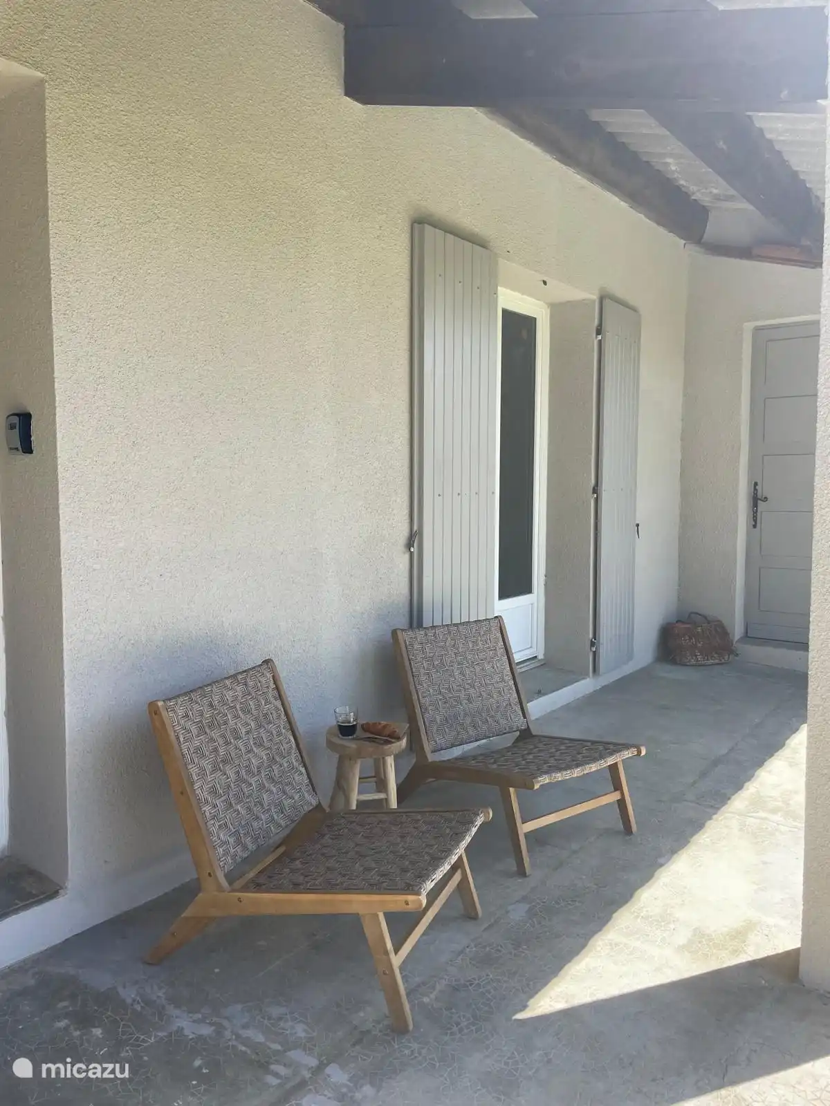 Wachen Sie auf, holen Sie sich eine Tasse Kaffee und wachen Sie ruhig mit Blick auf den Garten auf.