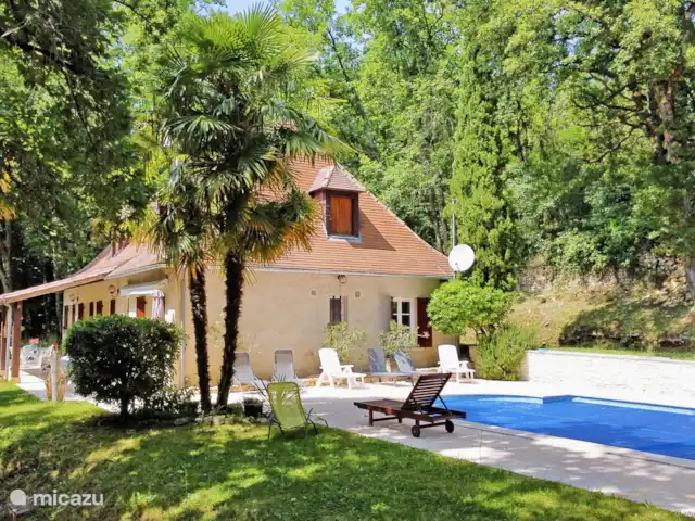 Al borde del bosque en Francia, Dordoña, Trémolat - casa vacacional